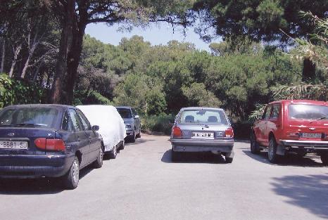 Cotxes aparcats en un tram de carrer de Gavà Mar d'ús només per part de veïns (Setembre de 2010)